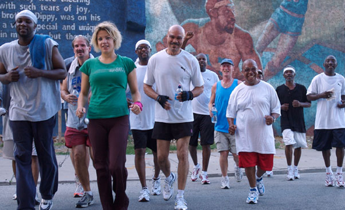 A história de uma maratonista que transformou moradores de rua em atletas