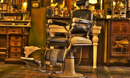 Cabeleireiro troca cortes de cabelo por histórias de vida