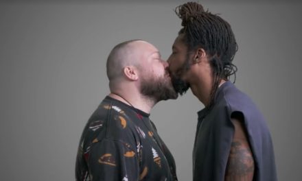 Vídeo de homens se beijando arrecada fundos contra homofobia