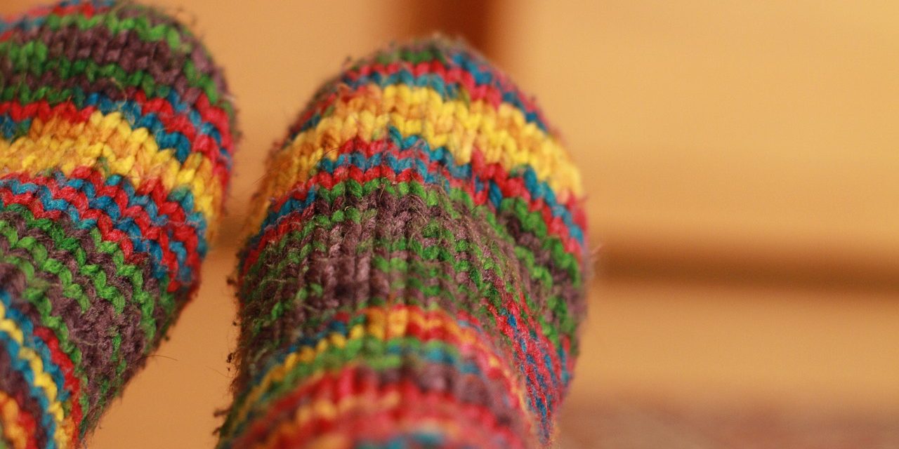 Campanha transforma meias velhas em cobertores para pessoas carentes