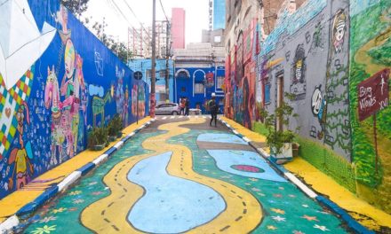 Crianças colorem ruas de bairro pobre de São Paulo