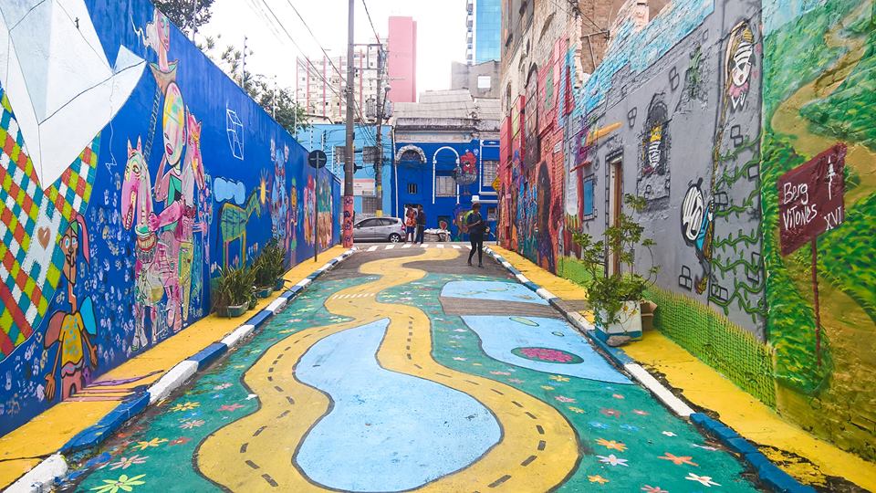 Crianças colorem ruas de bairro pobre de São Paulo