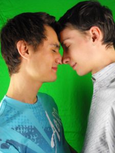 Casal gay de rostos colados em clima de cumplicidade na luta para ter seus direitos reconhecidos na sociedade