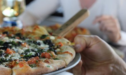 Amigos com Síndrome de Down abrem pizzaria de sucesso