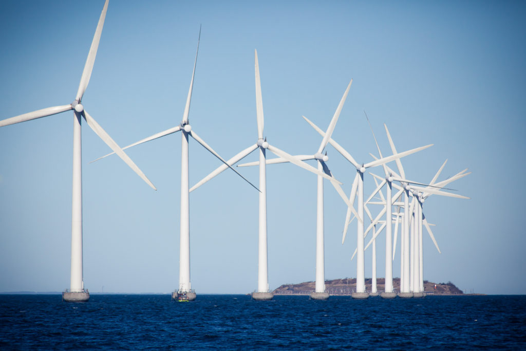 Moinhos de vento instalados no mar da Dinamarca