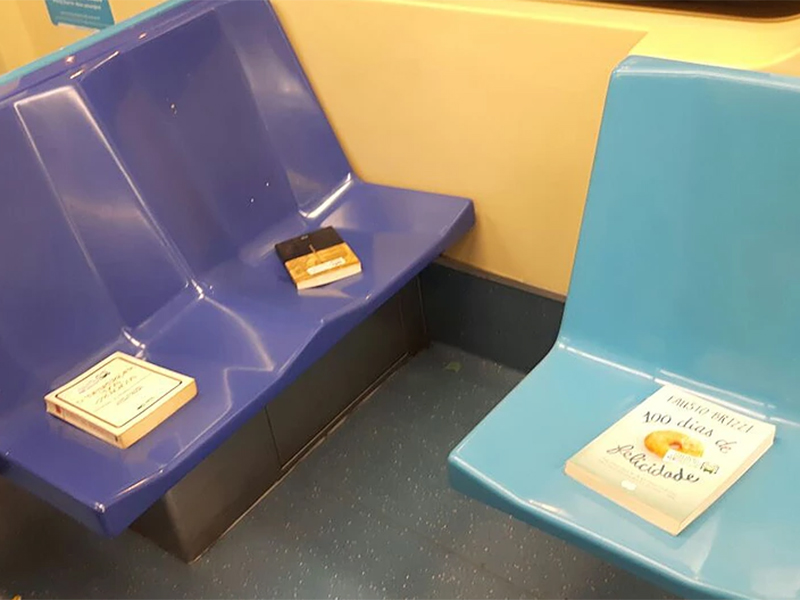 Livros sobre assentos de metrô