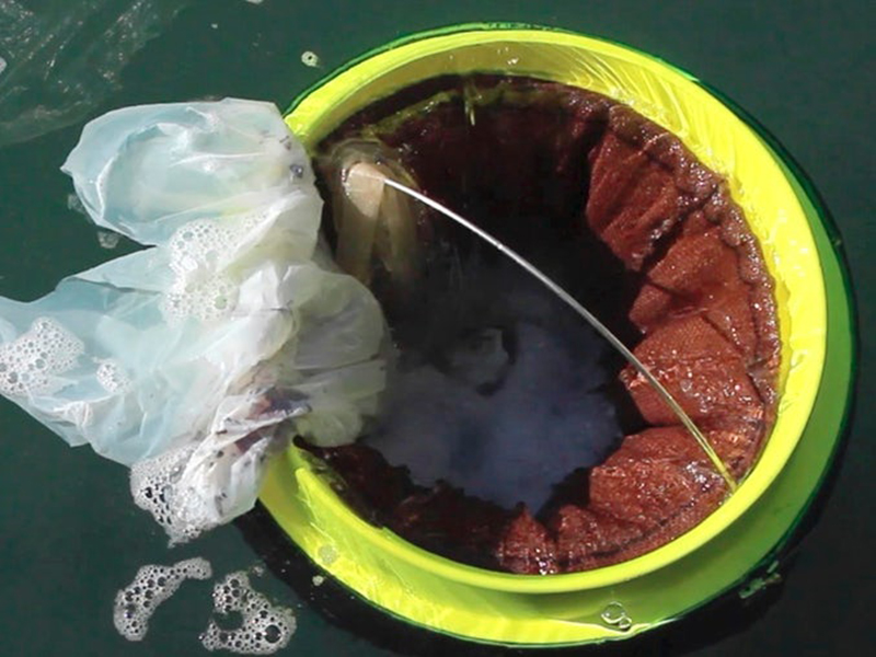 aspirador marinho com saco plástico dentro
