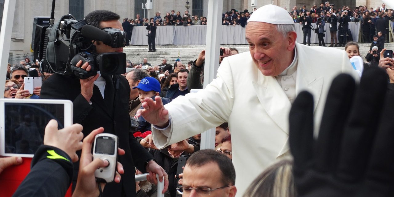 Papa Francisco adere ao carro elétrico