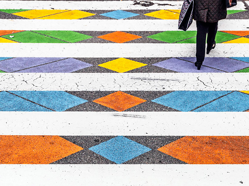 Faixa de pedestres colorida pelo búlgaro Christo Guelov