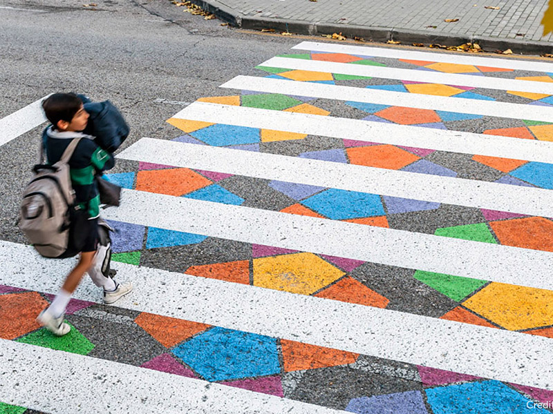 Madri, na Espanha, com as faixas de pedestre pintadas pelo artista.