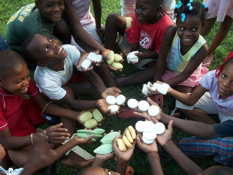 Crianças haitianas em ação do Clean the World