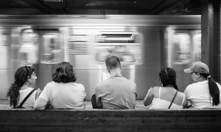 Projeto incentiva leitura doando livros em trens e metrôs