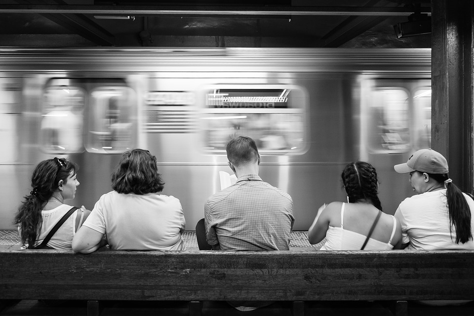 Projeto incentiva leitura doando livros em trens e metrôs