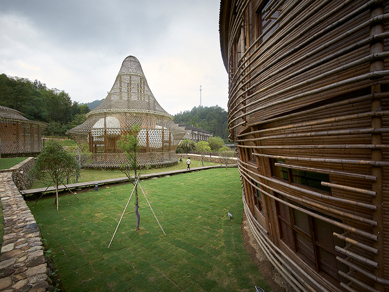Imagem da Bienal Internacional de Arquitetura de Bambu, na China. 