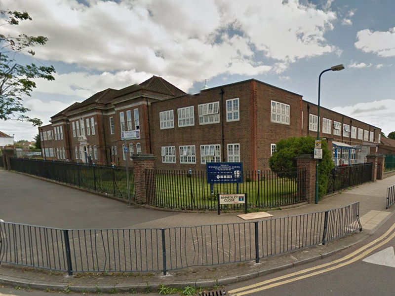 Escola primária de Londres restringe circulação de carros. Foto do Google Street View.