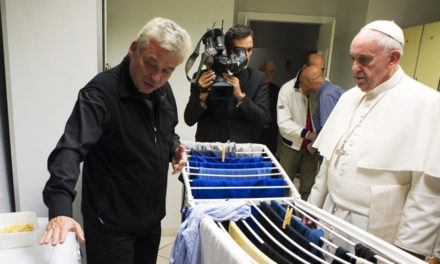 Papa Francisco abre lavanderia para os pobres