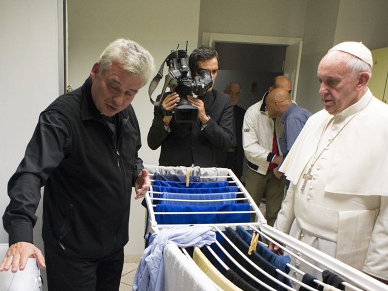 Papa Francisco supervisiona lavanderia em Sant’Egídio. Foto de divulgação.