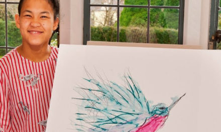 Jovem com paralisia cerebral faz sucesso como pintora