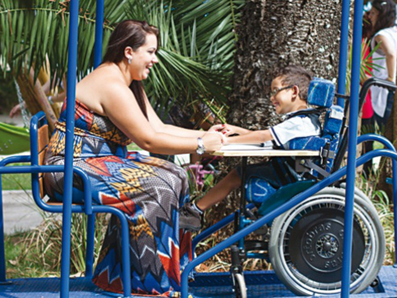 O balanço para cadeira de rodas do parque Anna Laura Parques Para Todos, no Recife.