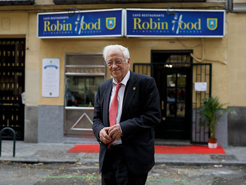 Ángel García Rodríguez em frente ao restaurante Robin Hood, em Madri. 