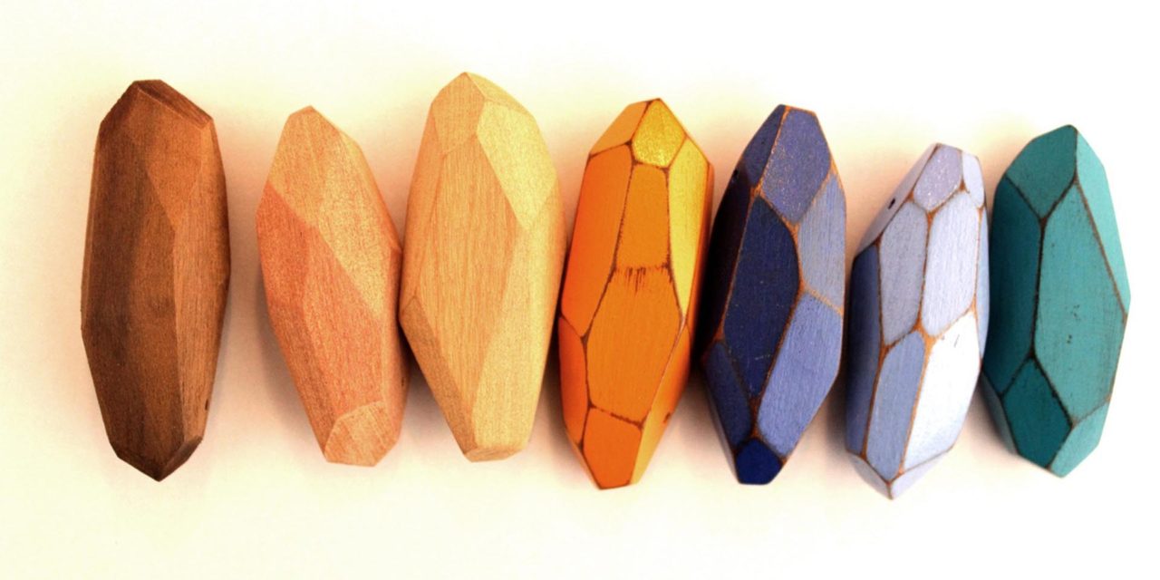 Marca transforma pedaços de madeira em acessórios de moda