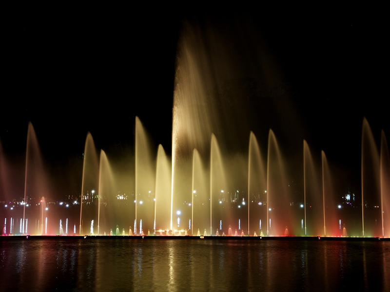 Fontes do lago do Parque do Ibirapuera funcionando à noite