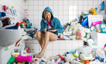 Fotógrafo cria série com lixo guardado por 4 anos