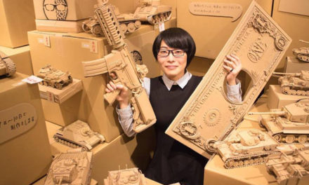 Artista japonesa cria objetos com caixas de papelão usadas