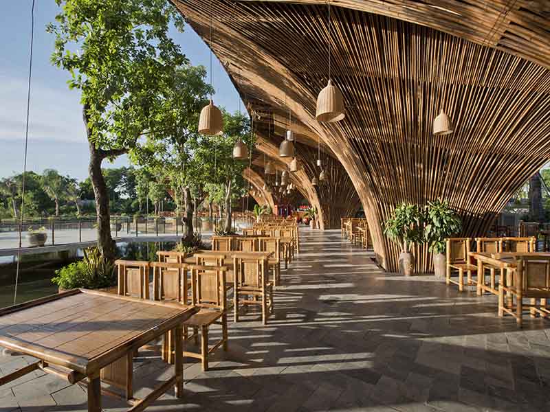 Doze colunas de bambu protegem o restaurante do barulho ao redor. 