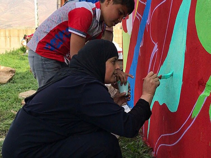 Atividades do projeto incluem pintura de escolas e abrigos. 