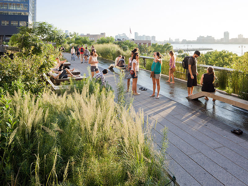 Turistas aproveitam o dia passeando pelo Parque High Line, em Nova York. 