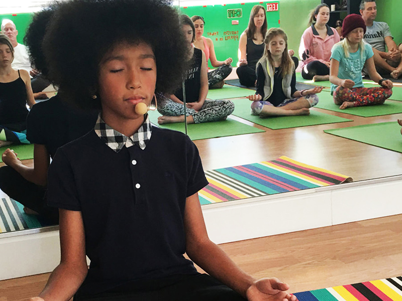 Tabay Atkins, o mais novo instrutor de ioga dos EUA, durante uma de suas aulas.
