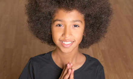 Garoto de 11 anos ensina ioga para ajudar crianças com câncer
