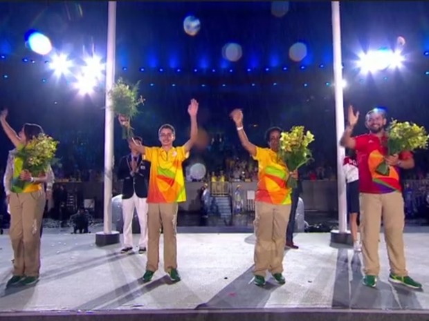 Voluntários homenageados no fim dos Jogos Olímpicos do Rio
