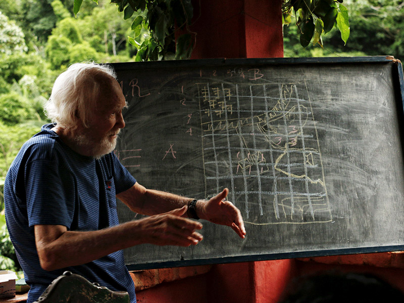 O bioarquiteto Johan van Lengen ministrando curso no Timbá. 