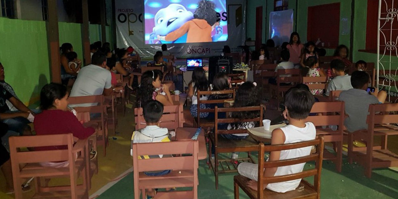 Menino de 8 anos inaugura cinema para crianças no Acre