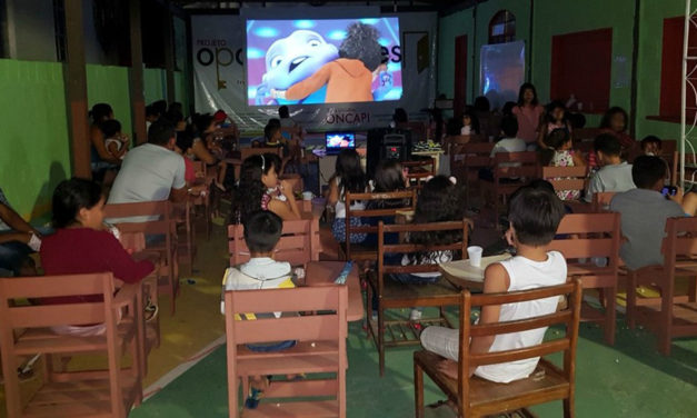 Menino de 8 anos inaugura cinema para crianças no Acre