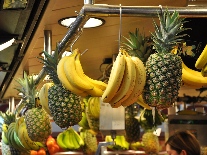 Quando penduradas, frutas como a banana duram mais tempo nos mercados. 