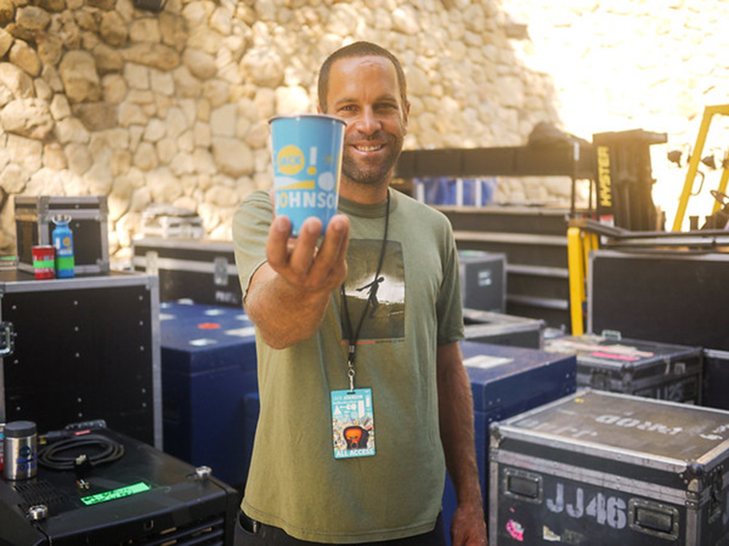 O cantor e surfista Jack Johnson mostra um de seus copos sustentáveis