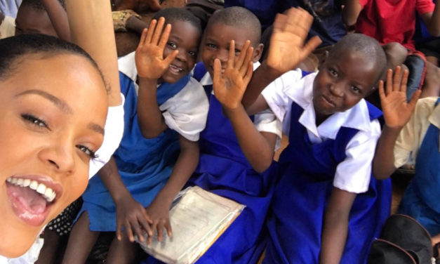 Contra a evasão escolar, Rihanna doa bicicletas no Malawi