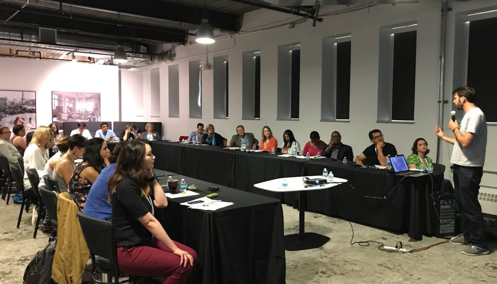 Mesa redonda durante a Bienal das Américas: jovens empreendedores sociais do Brasil discursam durante o evento