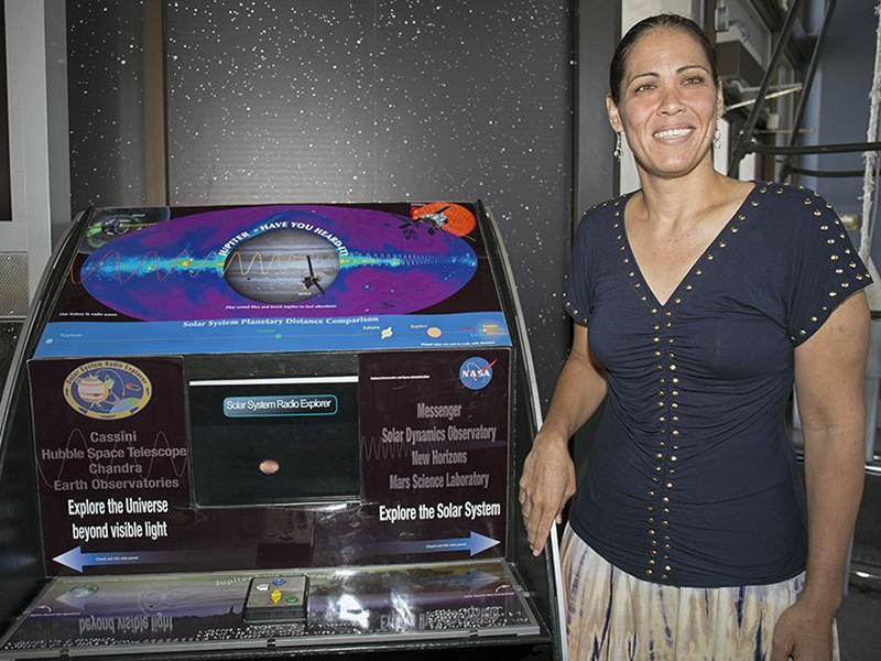 A astrônoma cega porto-riquenha Wanda Diaz posando para foto: exemplo de superação. 