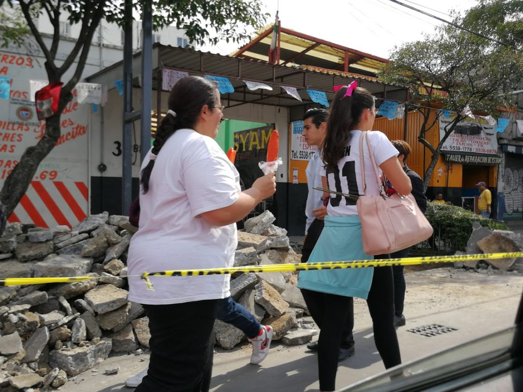 cidadãos andando em ruas da cidade do México após terremoto: solidariedade