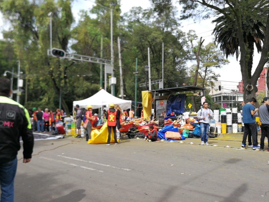 posto de ajuda na rua da cidade do México após terremoto: solidariedade