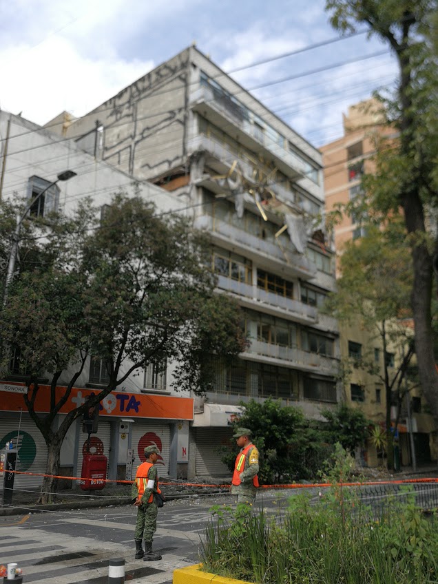 prédio parcipalmente destruído após terremoto no México