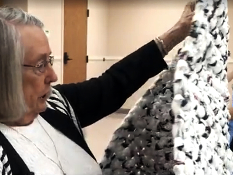 Marilynn Jones mostra um dos colchões de plástico feitos por ela. 