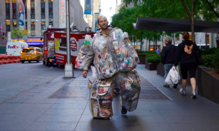 Homem veste o lixo que produz por um mês