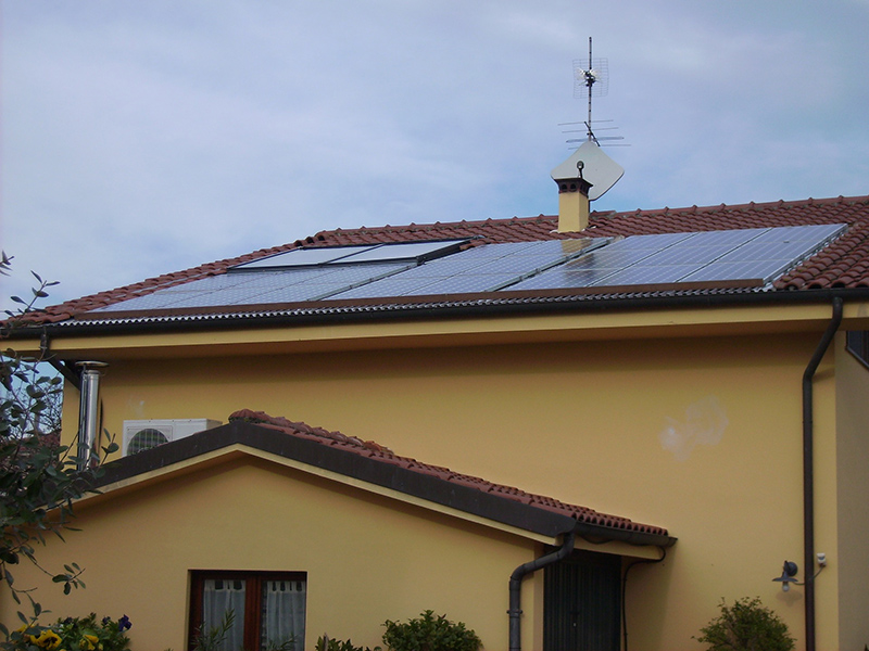 Casa com painéis solares no teto: exemplo de tecnologia limpa