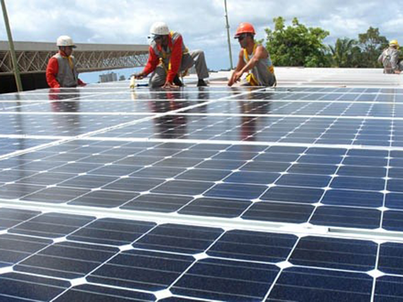 Trabalhadores na construção de usina fotovoltaica do Parque Solar Nova Olinda, no Piauí. 