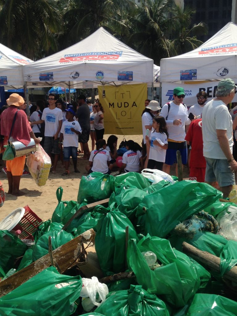 Lixo recolhido por voluntários durante evento realizado pelo Instituto Aqualung, na praia de Ipanema